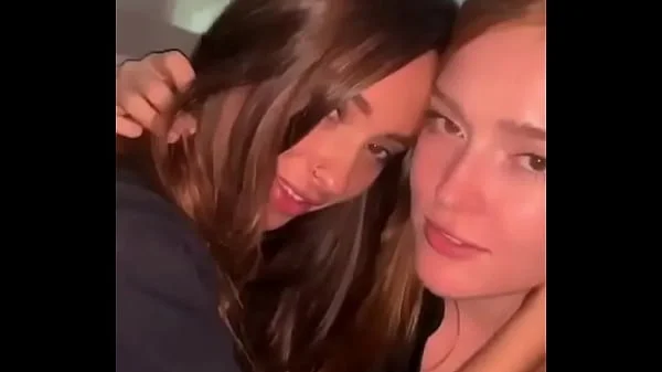 Vazou!! Bella Thorne parabenizando a formanda com beijo sensual