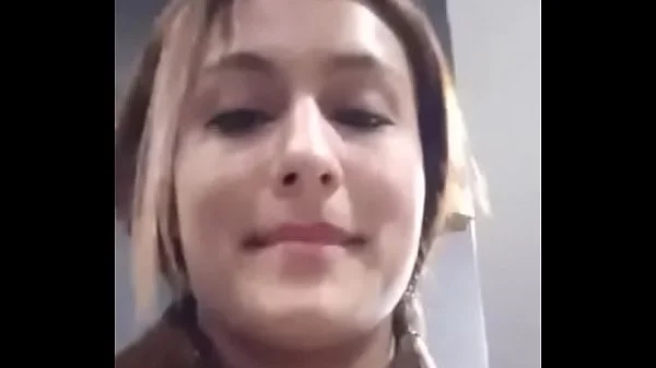 Latina fitness se corre en baño de gym