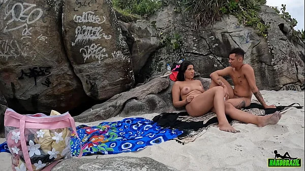 Uma galera bem descontraida na praia naturista de Abricó no Rio de Janeiro