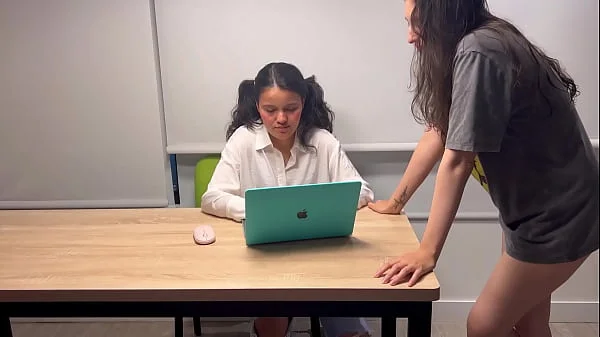 La chica popular de la universidad hace lo que sea por pasar la materia