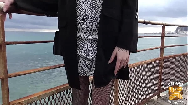 Clara, belle étudiante, est très chaude pour baiser son formateur