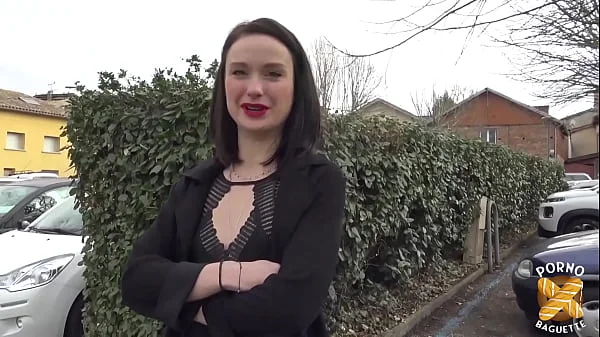 Alice, coquine sexy, veut une baise hard avec son collègue