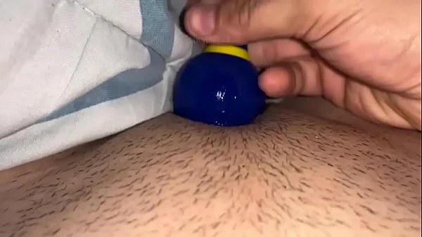 (PONTE AURICULARES) Estoy demasiado caliente masturbándome en un dia lluvioso, entrar QUIERO GEMIRTE