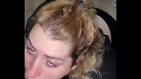 Chica blanca de ojos claro la chupa hasta que le llenan la boca de leche