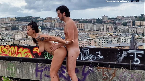 A couple fucking on a balcon in the middle of the city, not giving a damn about the fact that everyone can see them!