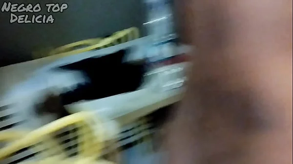 Corno chamou o amigo roludo pra comer a namorada dele, e ela adorou.