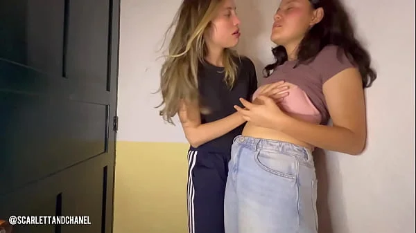 ¡En la puerta de la habitación no porque nos escuchen!