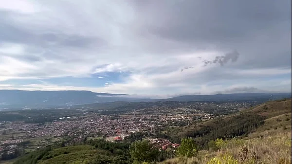 Sexo lésbico al aire libre después de una dosis de adrenalina.