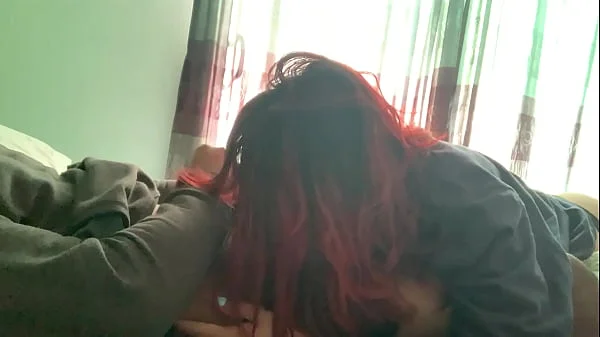 No se da cuenta que la grabo mientras me devora la verga