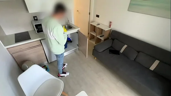 L'idraulico maiale mi spia il culo da sotto il vestito e ha un bel cazzo (DIALOGHI ITALIANI)