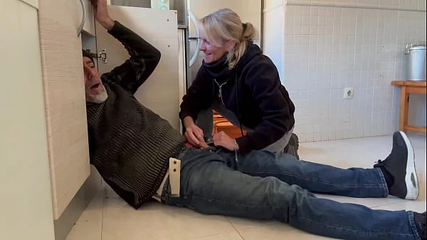 HOT WIFE BLOWJOB TO THE PLUMBER IN THE KITCHEN WITH CUM IN MOUNTH