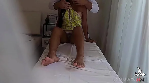FLAGRANTE - Casada filmada pegando no pau do terapeuta de Massagem tantrica - Massage