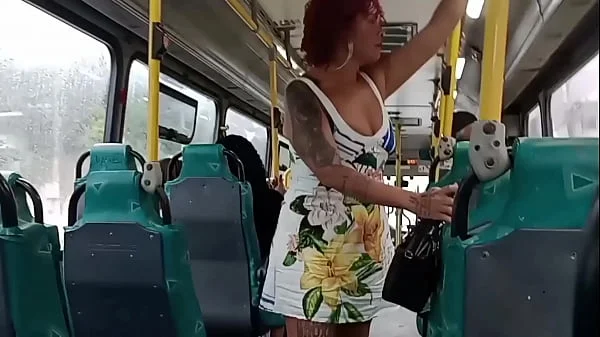 Me exibi dentro do ônibus e o corno melou a cueca