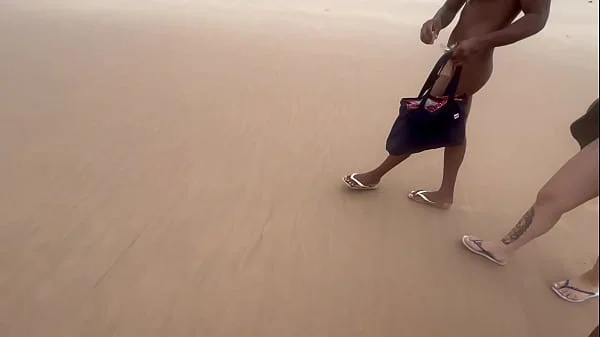 Fui com minha amiga da a bucetinha em uma praia de nudismo para os pirocudos