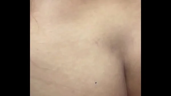 جوز صاحبتى طول ما انا قاعدة ماسك فى زبره و عينيه على طيزى مسكتش غير لما قفش ف بزازى و خلانى امصله و غرق كسى لبن