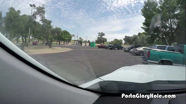 Porta Gloryhole chubby girl sucking random cocks