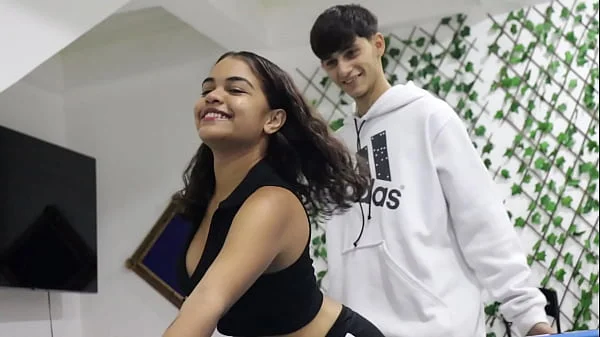 MI AMIGA de la UNIVERSIDAD llega al BILLAR donde TRABAJO porque quiere APRENDER a JUGAR conmigo y me SEDUCE