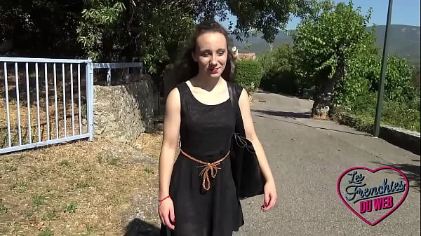 Amandine se laisse guider par la coquine Marie