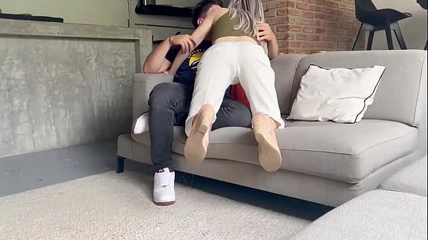 LE INVITO UN TRAGO A MI CUÑADA EN LA SALA DE LA SU CASA Y TERMINO FOLLANDOLA EN EL MUEBLE QUE LE REGALE EL DIA DE SU BODA