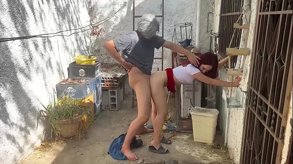 MI HIJASTRA LIMPIANDO EL PATIO EN FALDA ES IRRESISTIBLE SU CULO