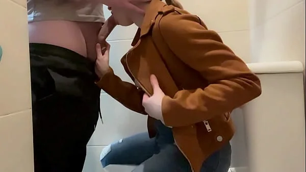 Mamada Arriesgada en el Baño de la UNIVERSIDAD ! S