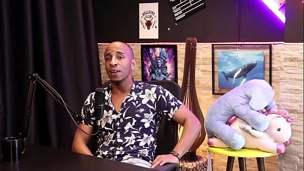 Negra safada faz boquete no pau do negão e mede depois dele dizer que não está comendo cu e que nunca aceitou dinheiro pra... - Negro Top Delícia (SHEER/RED)