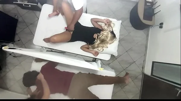 Video Grabación Real Como el Masajista Tiene Sexo con la Mujer al Lado de su Marido