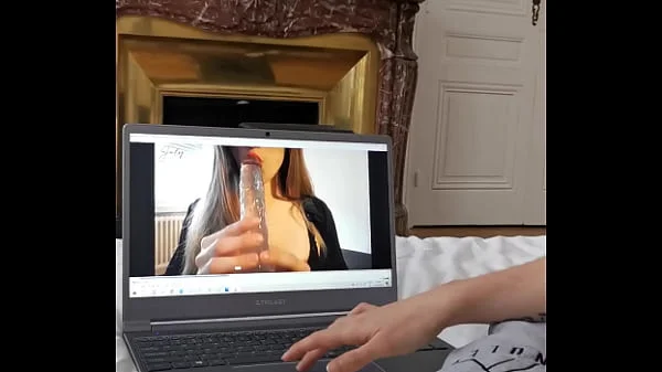 Ma copine me suce devant le porno d'une amatrice Francaise Julynovember