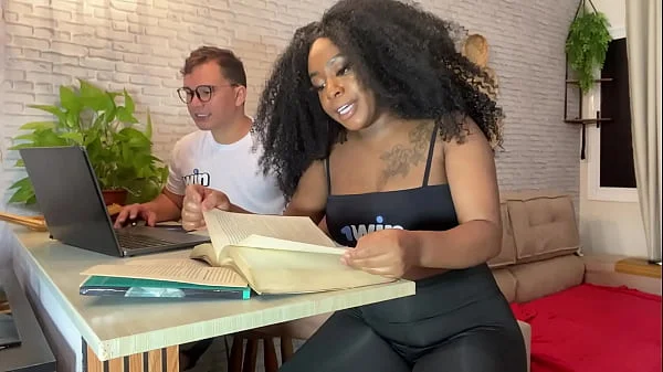 Garoto nerd fode sua colega enquanto estudava para a prova.