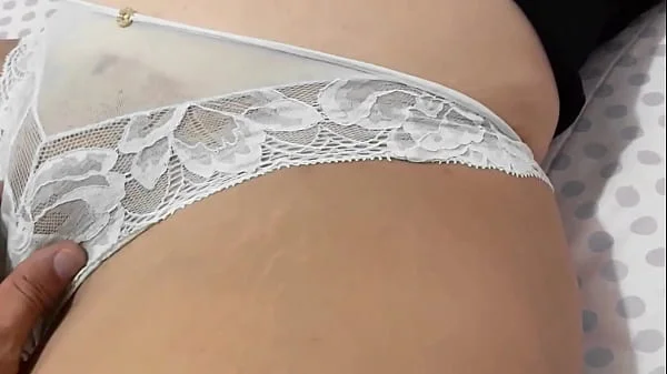 Madrastra latina sexy jugando con su hijastro