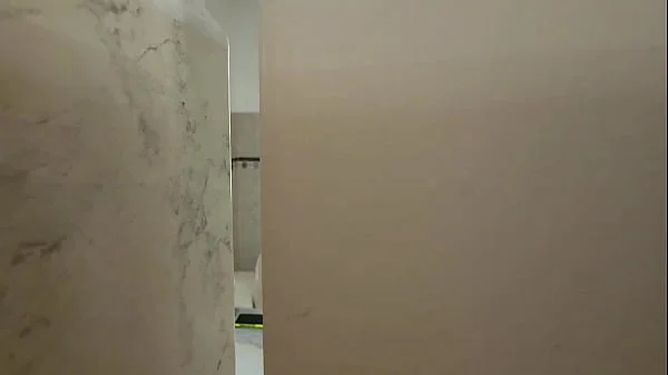 sorprendo a mi hermanastro espiándome en el baño mi padrastro casi nos descubre follando kourtney love