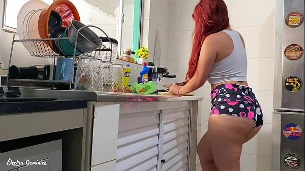 Contratei essa empregada doméstica e ela veio assim para me provocar, eu fiquei excitado com essa bunda gostosa