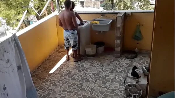 Enteada que estava lavando roupa foi Surpreendida pelo padrasto pervertido que botou ela para chutar seu pênis fuder de quatro.
