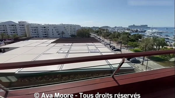 Un mec super excité me baise dans tous les sens et me gicle dans la chatte sans me prévenir