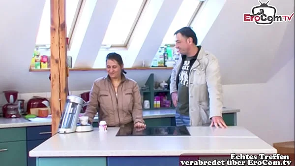 Notgeile hässliche mollige reife milf mit natural tits fickt in der küche