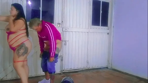 The delivery man fucks me. I receive the delivery man in lingerie and I end up getting fucked, he puts his cock without a condom in my wet pussy. Would you have fucked me too? I am a chubby girl with big tits who is very horny