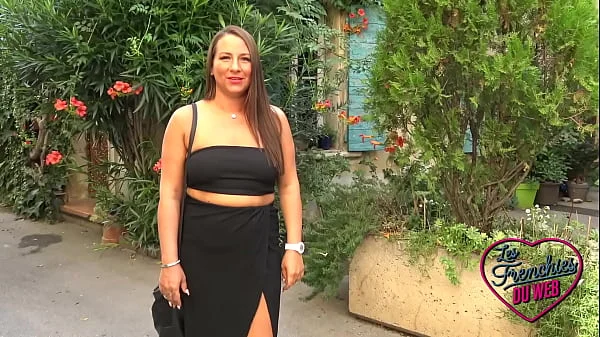 Belle brune, Mila s'amuse avec la coquine Angelina