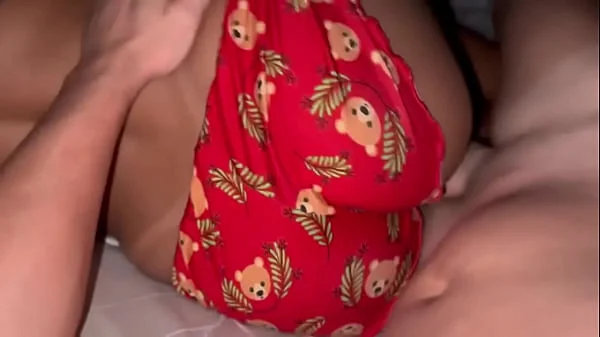 Esposa sedenta por pica vai pra cama com shortinho curto pra provocar o marido