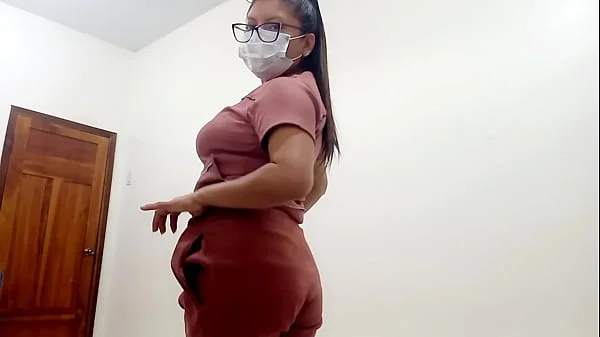 vieja sucia de la limpieza hace porno casero en su lugar de trabajo, ella cree que su cuerpo usado y sus tetas naturales, puede con grandes penes y sexo intenso
