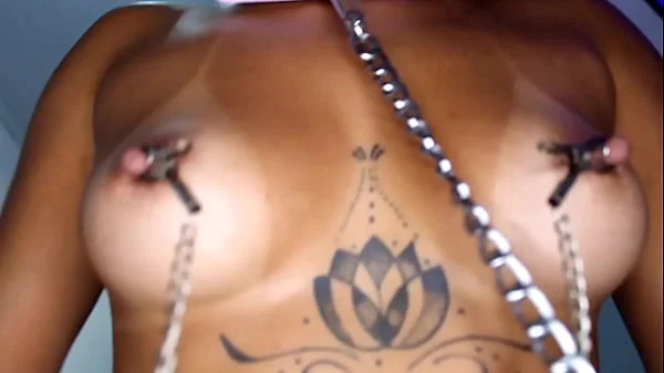 Ela experimentou ser castigada e viciou , agora só quer estar de coleira, algema e presilhas nos peitos e pulando com o cu no pau até ficar arrombado e cheio de leite.