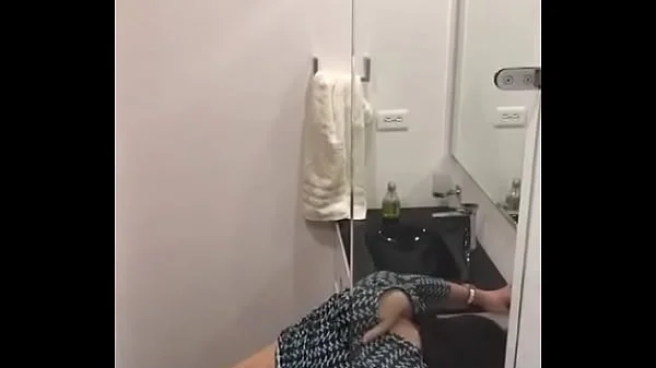 descubro a mis amigos en el baño por los fuertes gemidos