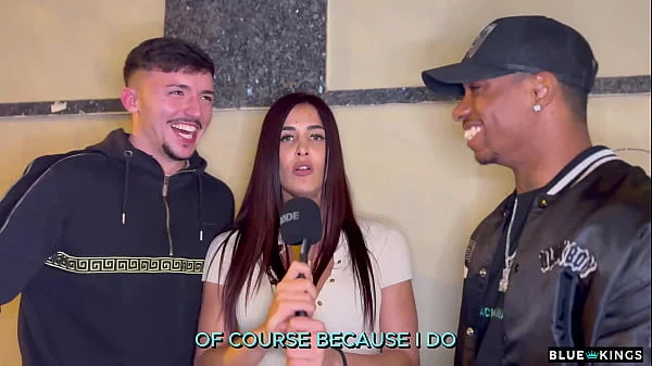 Andrea Lux entrevista a dos chicos en la calle y se los folla en el hotel