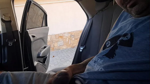 Mostrei meu pau pra novinha na rua em público arriscado ela gostou!