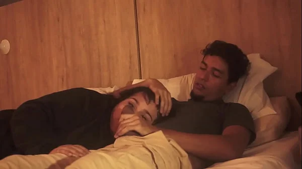 Mi hermanastro me mete su pene en mi boca mientras estamos acostados,no tuvo piedas con mi boquita y me la lleno de leche tratandome como su putita