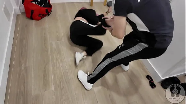 4K I CAUGHT A GIRL BURGLAR TRY TO ESCAPE FIGHTING WITH KICKS