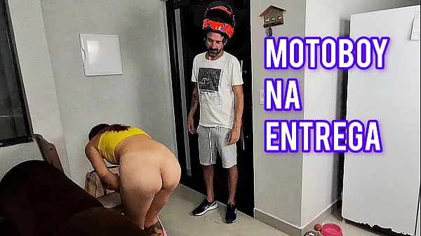 Safada sozinha em casa recebe motoboy só de toalha de banho!