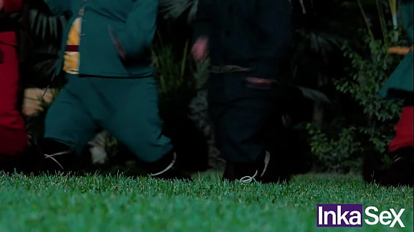 Blanca Nieves se pierde en el bosque y es follada por los 7 enanos.