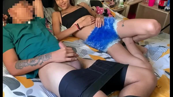 Estaba en mi habitacion masturbandome y mi hermanastra llega con deseos de follarmela bien rico HISTORIA COMPLETA