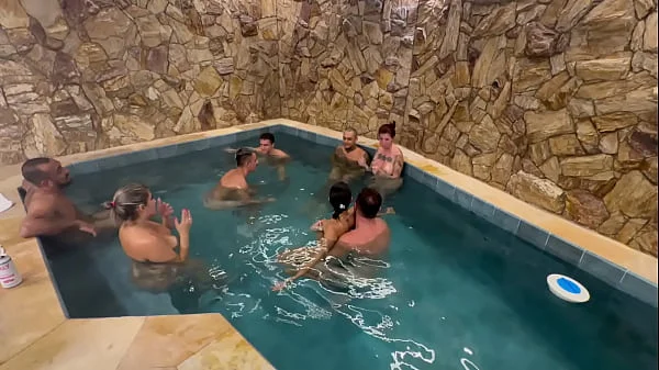 ORGIA COM OS AMIGOS NA PISCINA DO MOTEL
