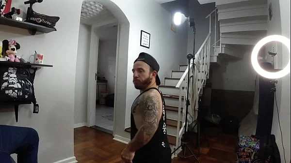 Anãzinha da bunda grande faz anal e dá pro velhinho – Bastidores insanos na Mattos Movies!